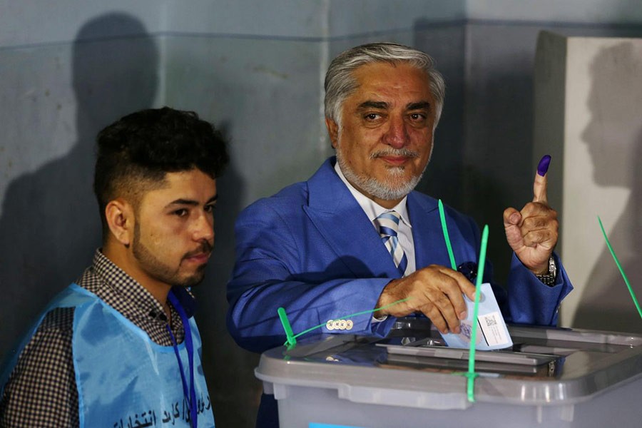 Afghans vote for president defying threat of militant attack