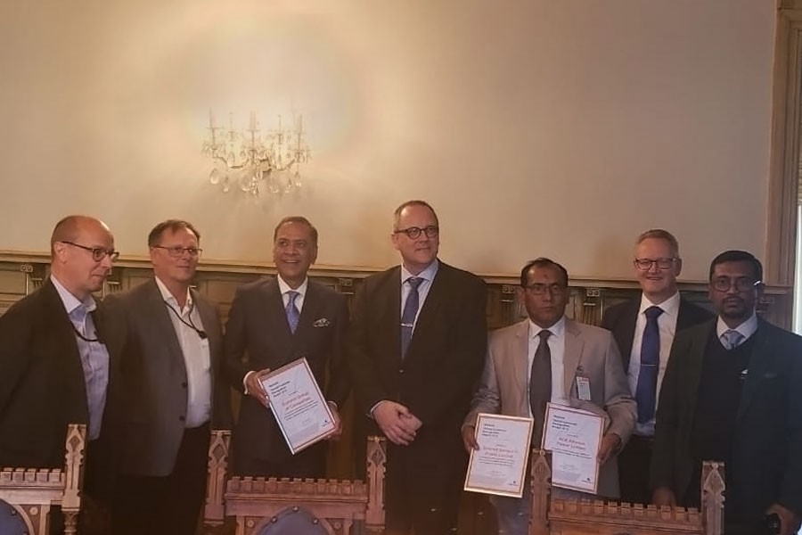 Summit receives award from mayor of Vaasa, Finland