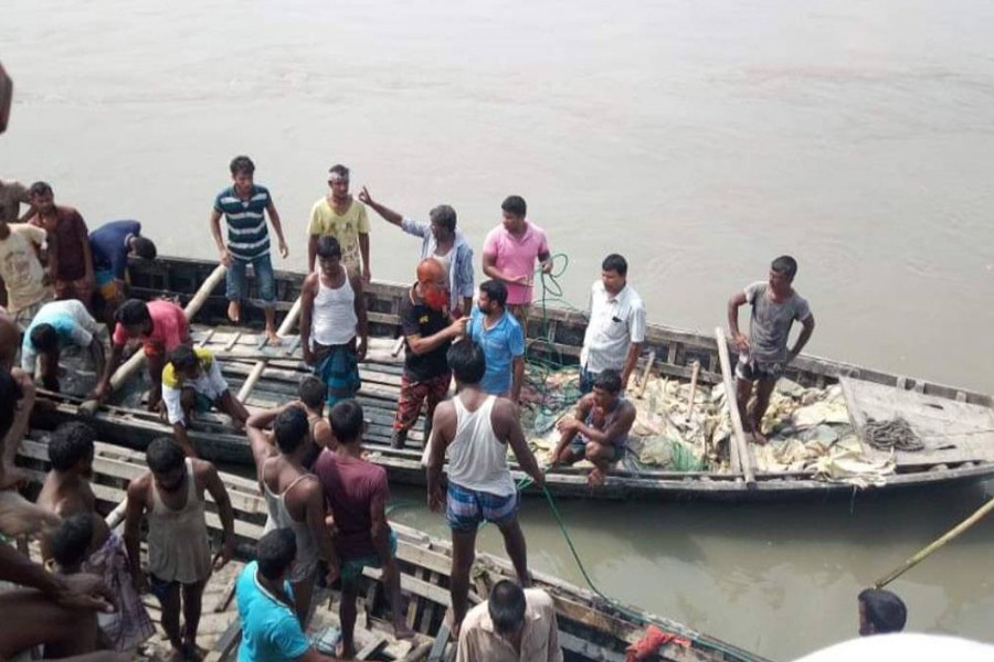 Passenger boat sinks in Teesta River