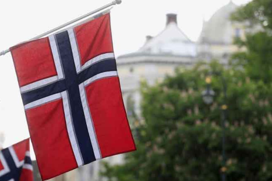Norway reports rare trade deficit amid drop in oil price