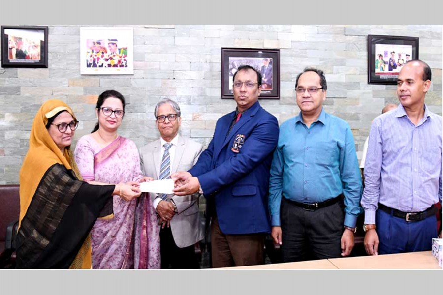 Daughter of Hossain Jamal Prof Dr Lafifa Jamal of the Department of Robotics & Mechatronics Engineering of DU handed over a cheque for Tk 1.0 million to DU Treasurer Prof Dr Md Kamal Uddin at the Vice-Chancellor’s office to set up Hossain Jamal Memorial Trust Fund recently.