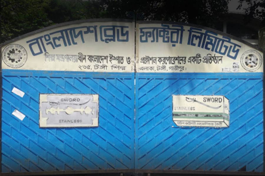 Blade factory output drops, loss soars