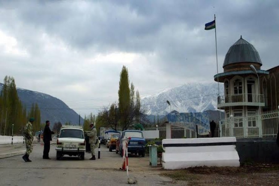 Uzbek soldiers search a car at a checkpoint on the border with Kyrgyzstan, in the Fergana Valley Uzbekistan , a region that embraces three countries, Tajikistan, Uzbekistan and Kyrgyzstan. (File photo: AP)