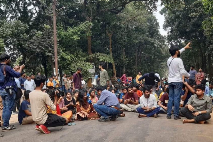 JU students continue protest demanding VC’s ouster