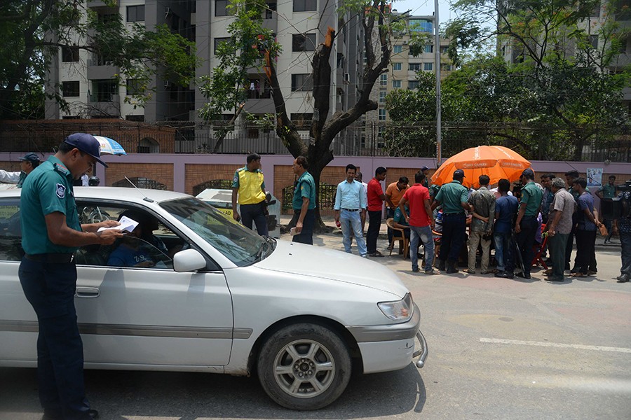 Govt defers implementation of road transport act by another week