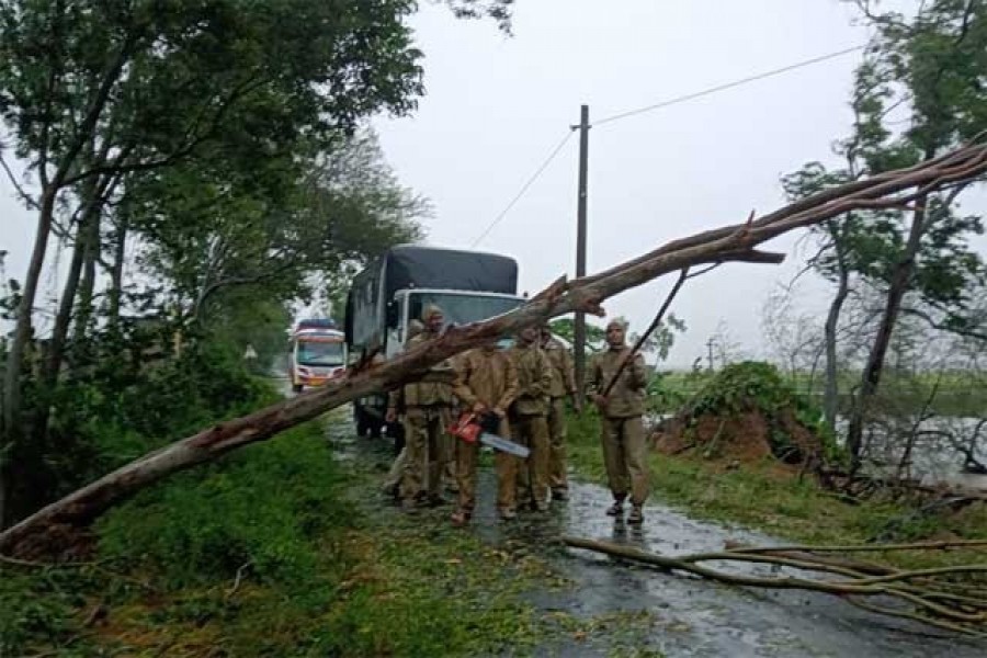 Two die as cyclone Bulbul hits Bangladesh, India