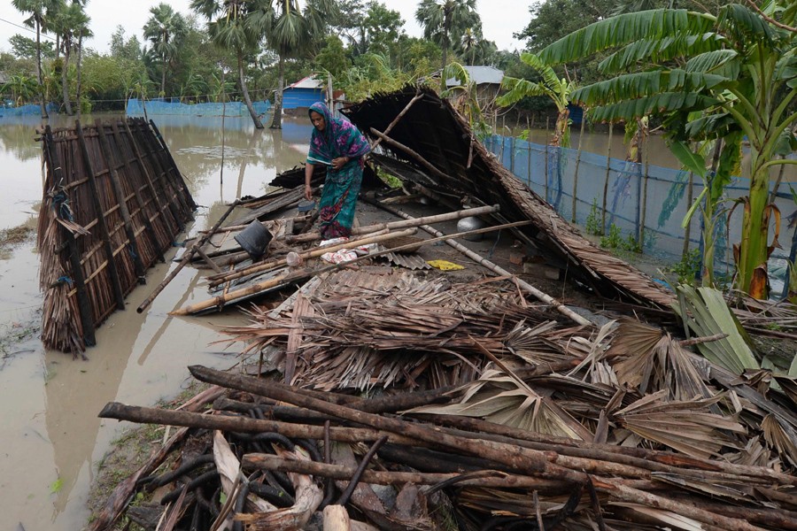16 dead as Bulbul lashes Bangladesh, India coasts