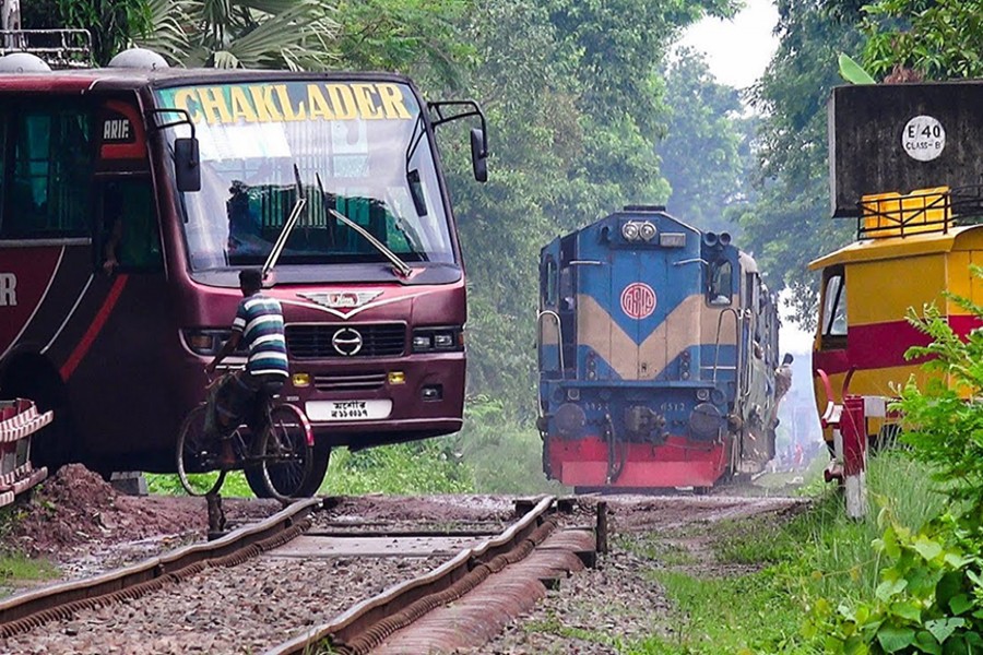 700 level-crossings in railway west zone lack gatemen