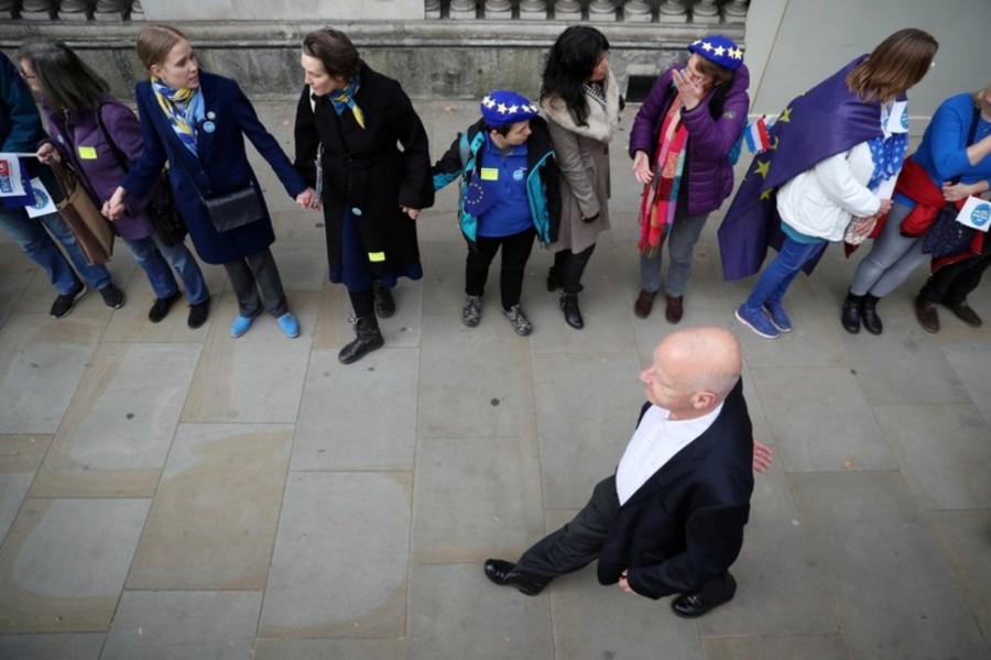 FILE PHOTO: Demonstrators form a chain between Downing Street and the Houses of Parliament as they take part in a protest by groups representing EU citizens living in the UK, in Westminster, London, Britain, November 5, 2018. REUTERS/Simon Dawson/File Photo