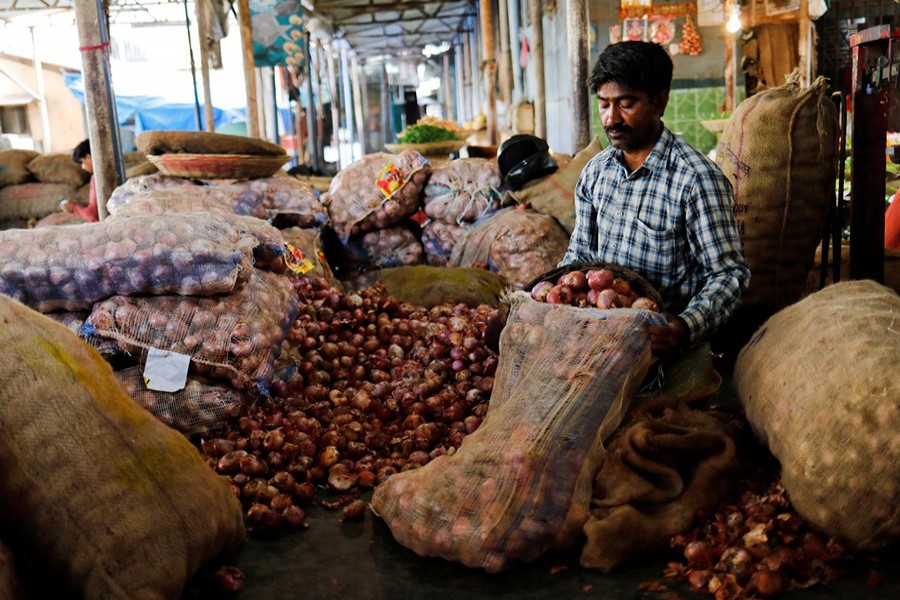 India likely to extend onion export ban to February