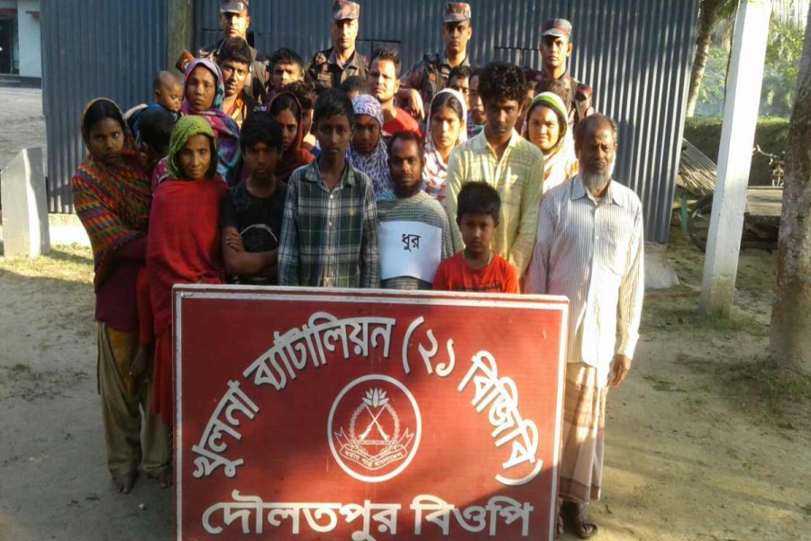 BGB arrests 54 Bangladeshis at Benapole border