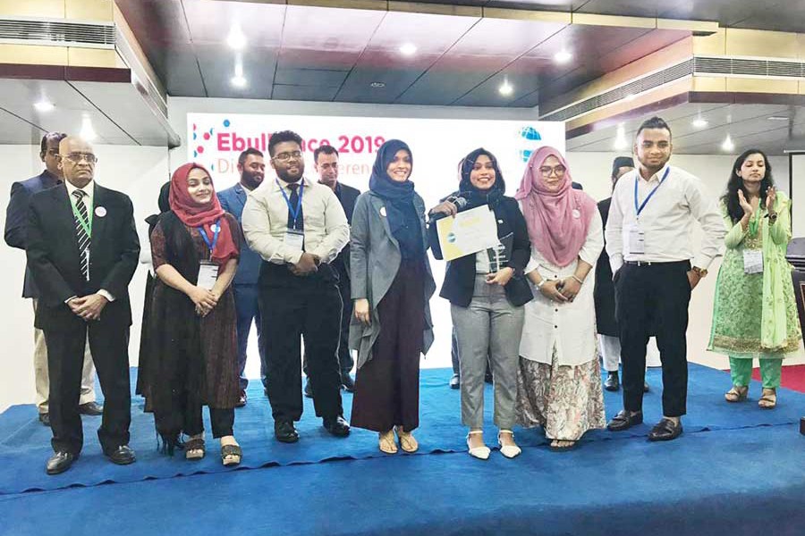 Yusra Binte Sikandar, the champion, holding the certificate among dignitaries and organisers