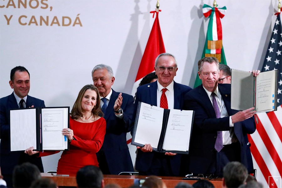 Canadian Deputy Prime Minister Chrystia Freeland, Mexican Deputy Foreign Minister for North America Jesus Seade, US Trade Representative Robert Lighthizer pose next to Mexico's President Andres Manuel Lopez Obrador and Mexico's Finance Minister Arturo Herrera during a meeting at the Presidential Palace, in Mexico City, Mexico on December 10, 2019 — Reuters photo