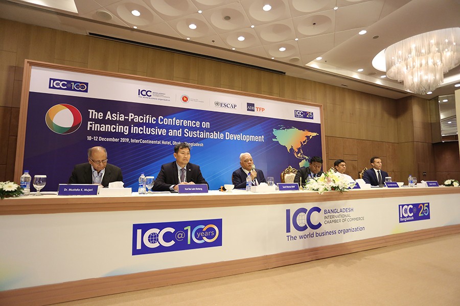 Syed Manzur Elahi, chairman of Apex Footwear Ltd, addressing a plenary session titled ‘inclusive financing for SDGs in Asia and the Pacific’ in a city hotel on Wednesday — FE photo