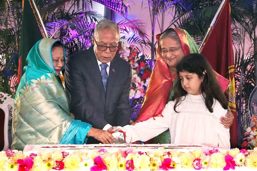 President hosts Victory Day reception at Bangabhaban