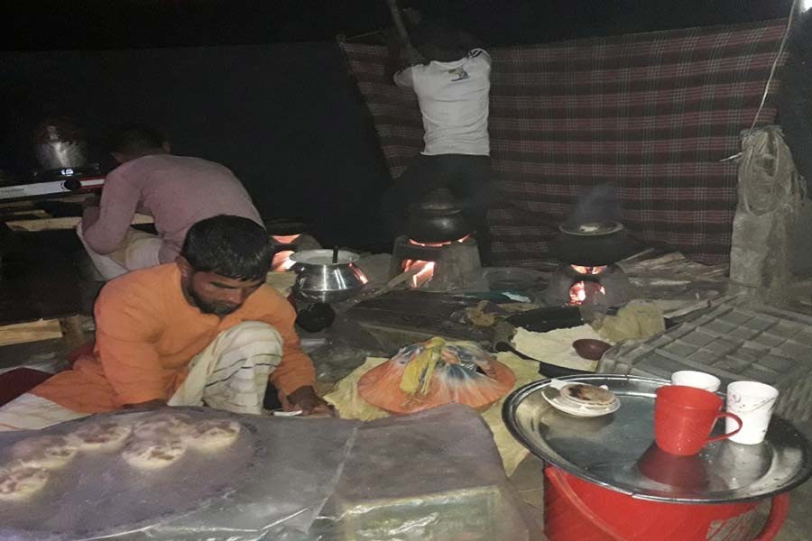 People throng roadside pitha shops as winter bites