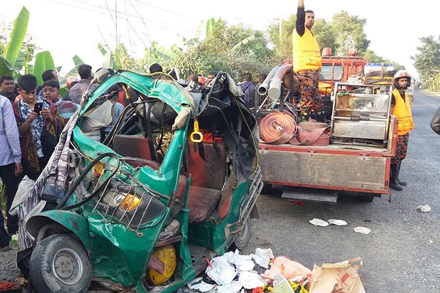 Five, including three of a family, die in Kushtia road crash