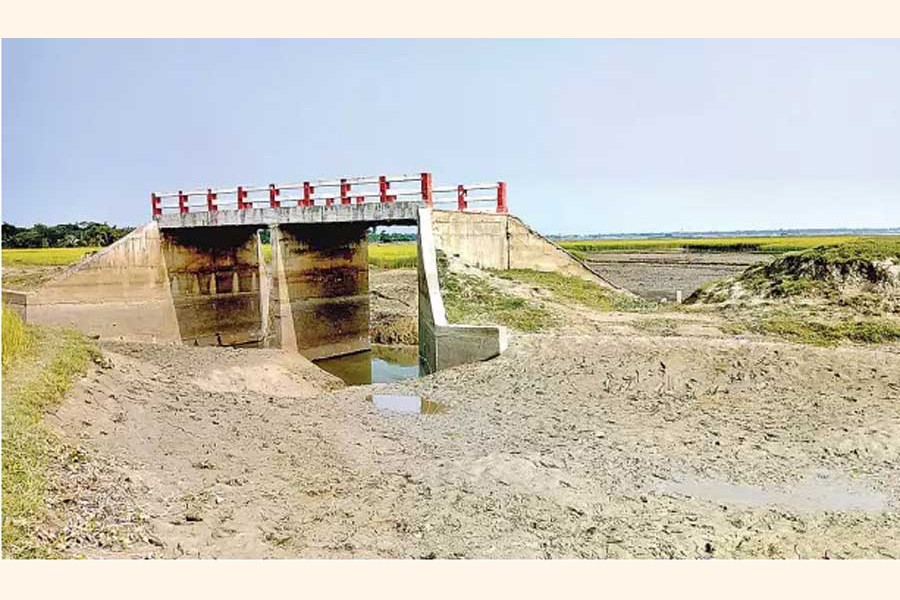 The 400-foot bridge on the Maizpara-Jayanagar road under Kalmakanda upazila in Netrakona district lying unused due to lack of approach roads 	— FE Photo