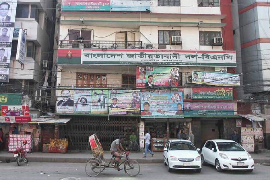 Crude bomb blasts in front of BNP central office