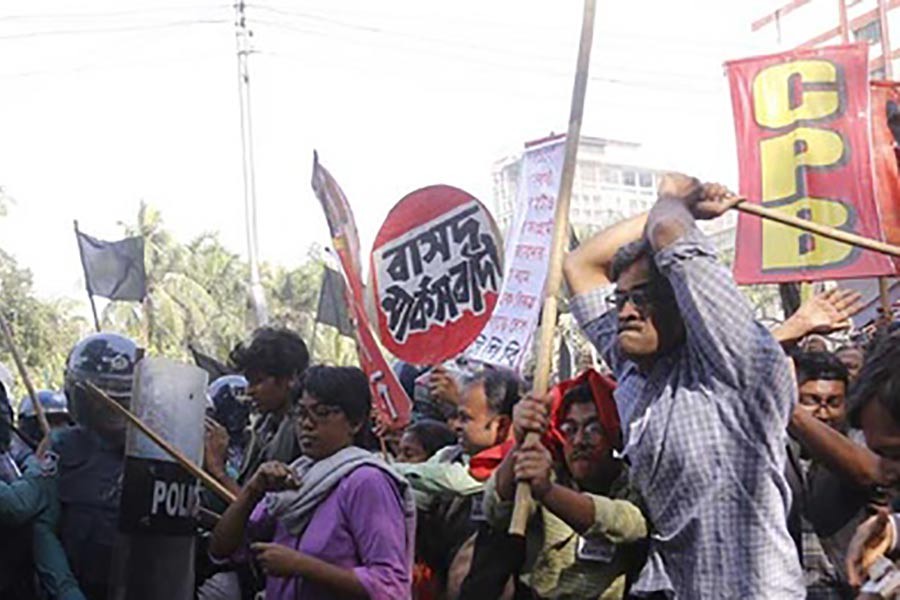 Police foil leftists’ black flag march