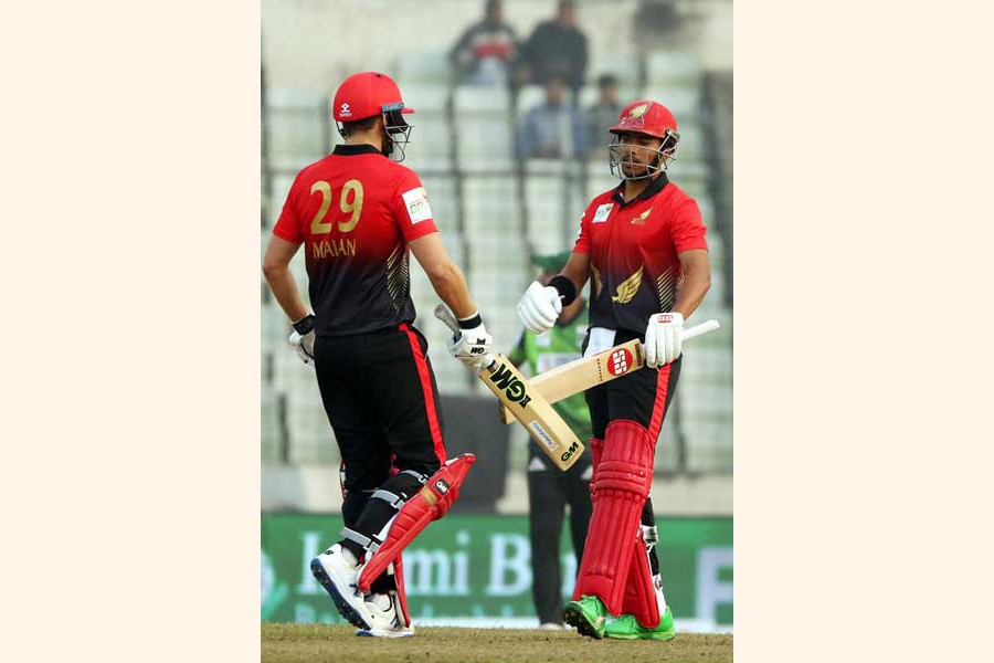 Cumilla Warriors' captain Dawid Malan and Soumya Sarkar discussing during the BBPL match against Sylhet Thunder at Sher-e-Bangla National Cricket Stadium in the city on Tuesday	— BCB