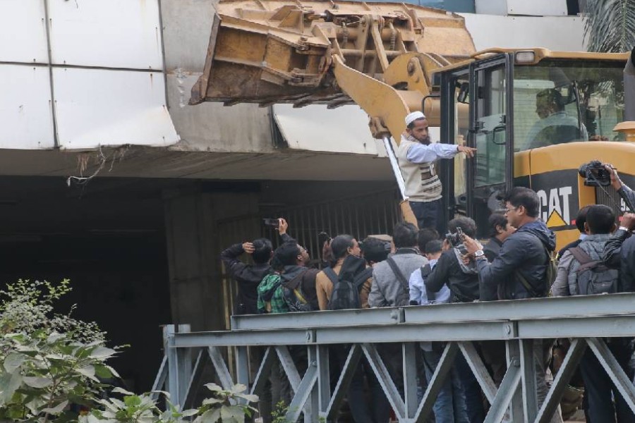 Demolition work of BGMEA Bhaban starts