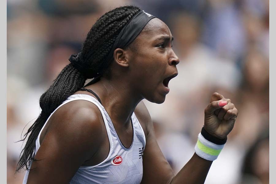 15-year-old Gauff stuns defending champion Osaka at AO