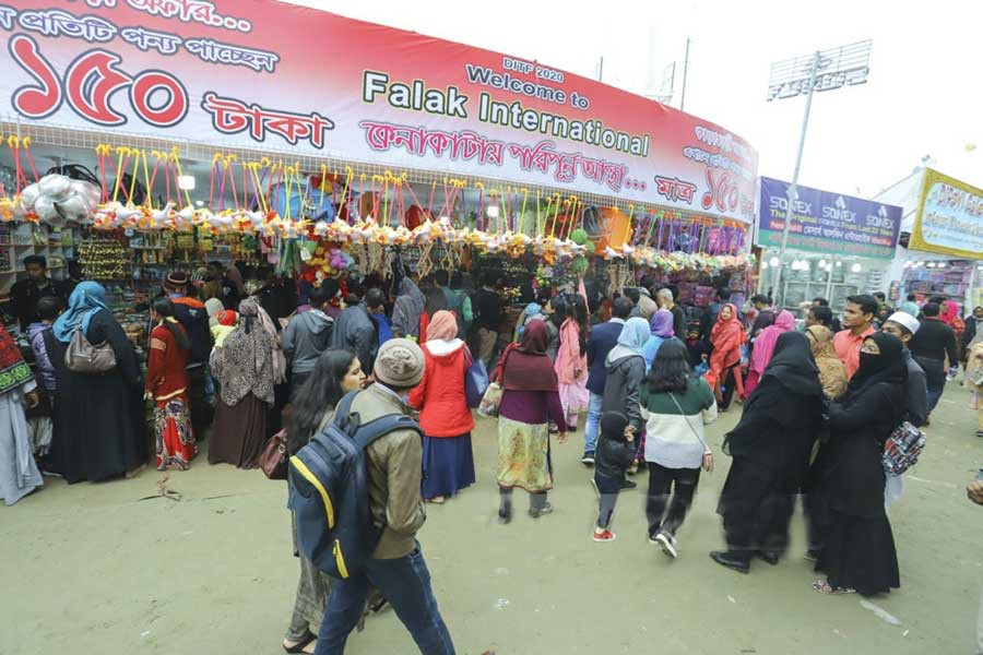 Visitors crowd a stall at the Dhaka International Trade Fair on January 11, 2020.      —Photo: bdnews24.com