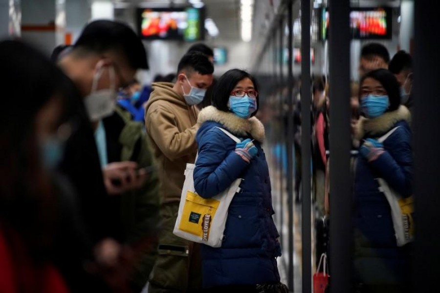 People wearing masks are seen at a subway station in Shanghai, China January 23, 2020. REUTERS/Aly Song