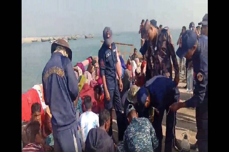 15 Rohingyas die as Malaysia-bound trawler sinks in Bay