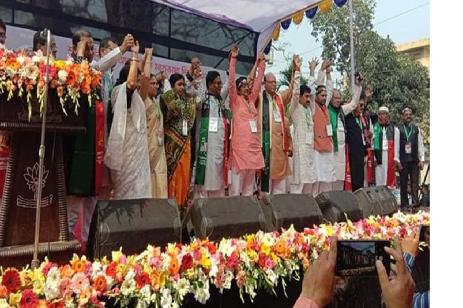 Thousands reunite at Benapole's no-man's land to mark 'Amar Ekushey'
