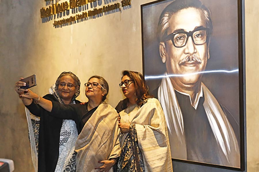 PM takes selfies with her sister, daughter