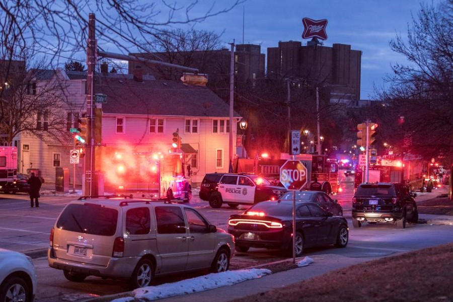 Police investigate a shooting at the Molson Coors headquarters in Milwaukee, Wisconsin, U.S. February 26, 2020. REUTERS/Sara Stathas