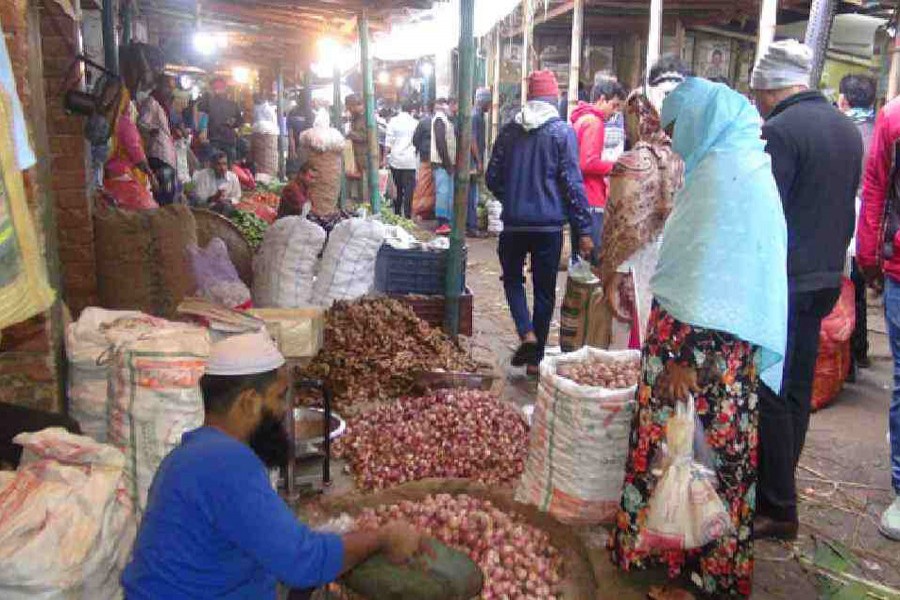 Dhaka’s kitchen markets see substantial fall in onion prices