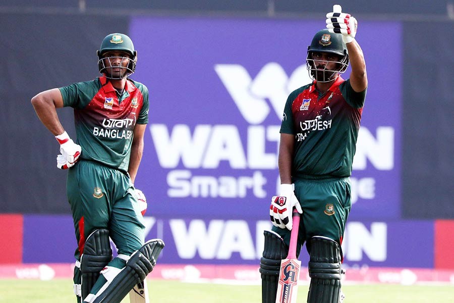 Tamim's tremendous batting display helps Tigers to post 322 runs