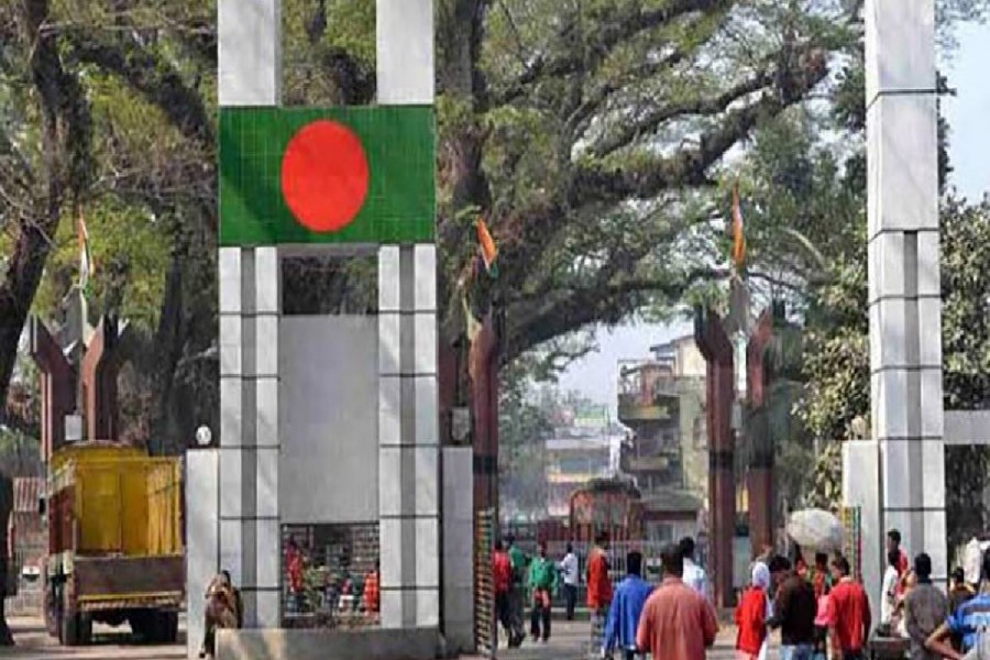 Over 100 Indians stuck at Benapole over lockdown in Benapole
