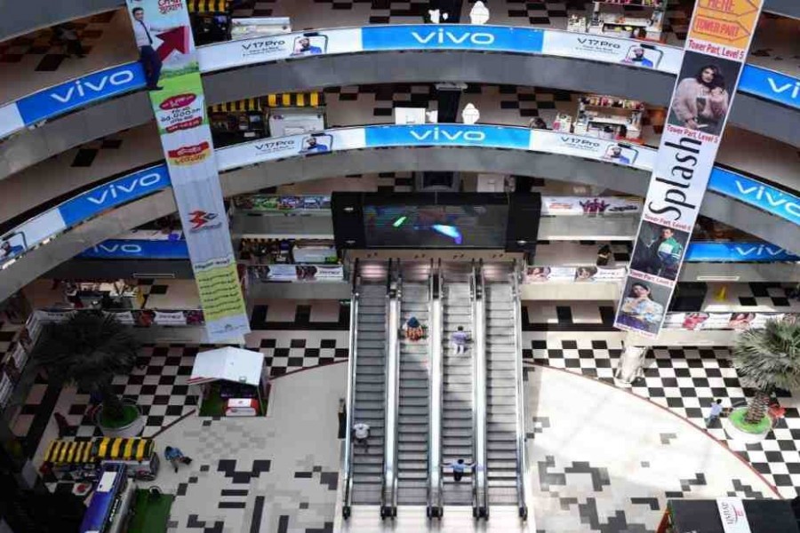 Closure of shopping malls in capital extends until April 4