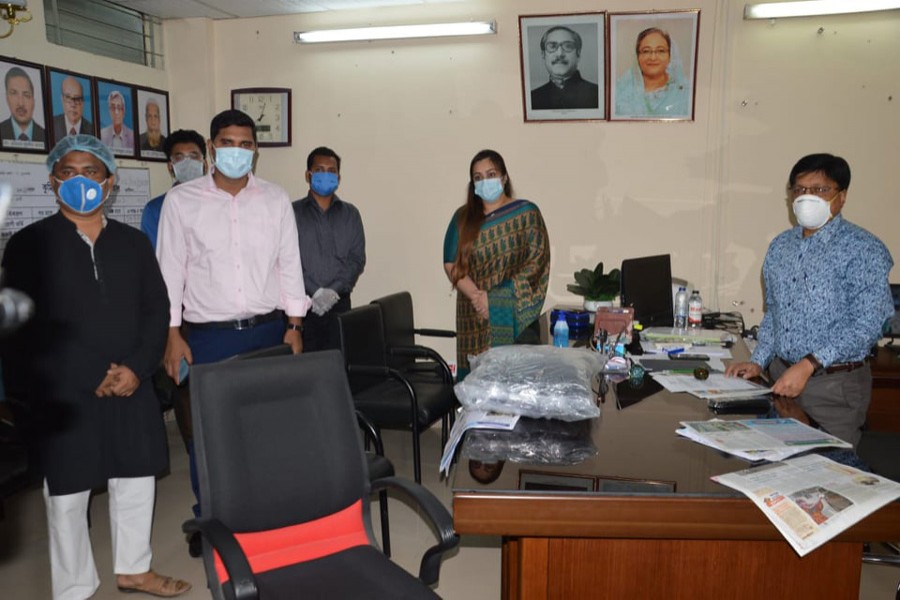 Cumilla Muktijuddha Sontan Command gives PPEs for health workers