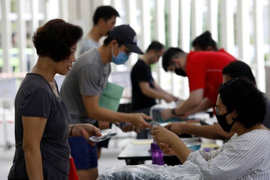 Singapore quarantines 20,000 migrant workers