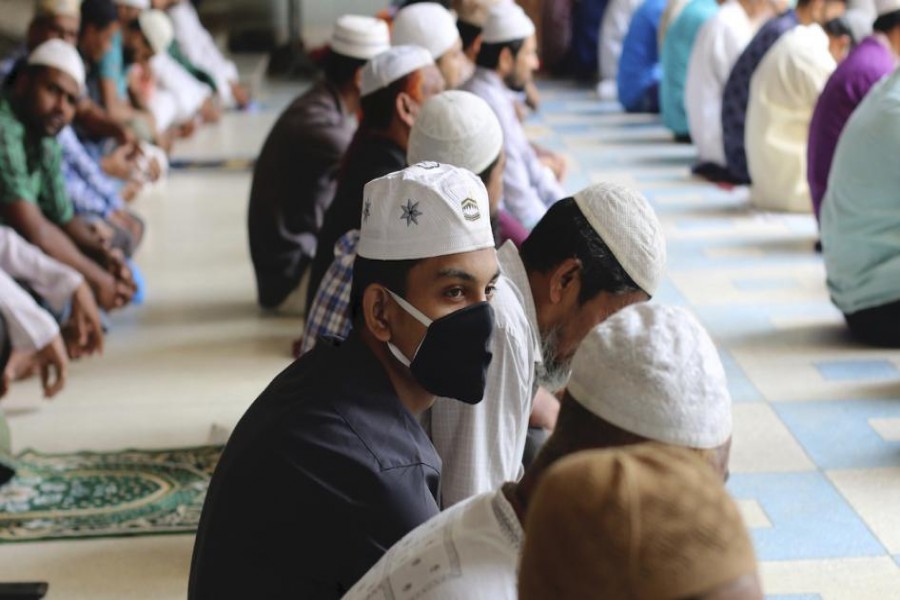 Govt curbs mosque congregation