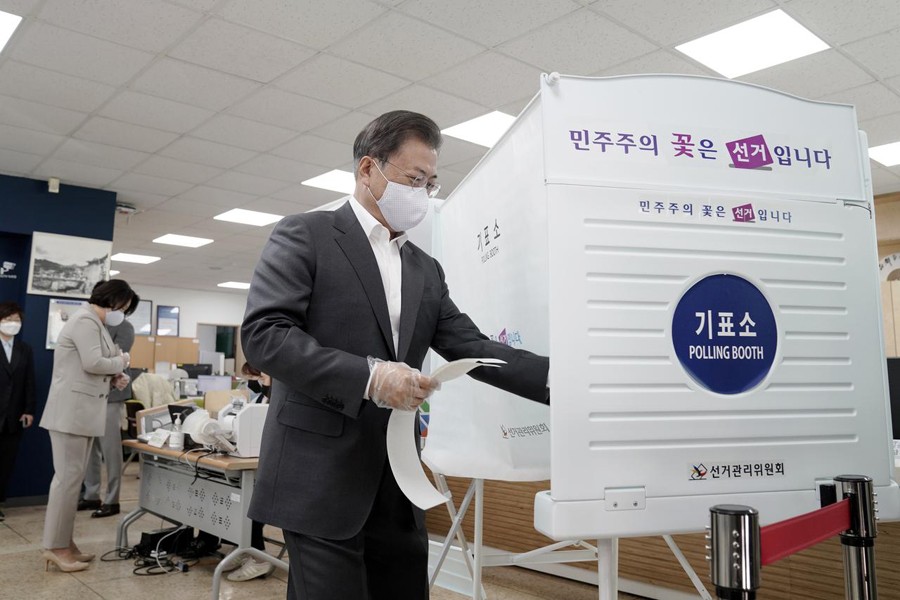 South Korean coronavirus patients vote as election kicks off