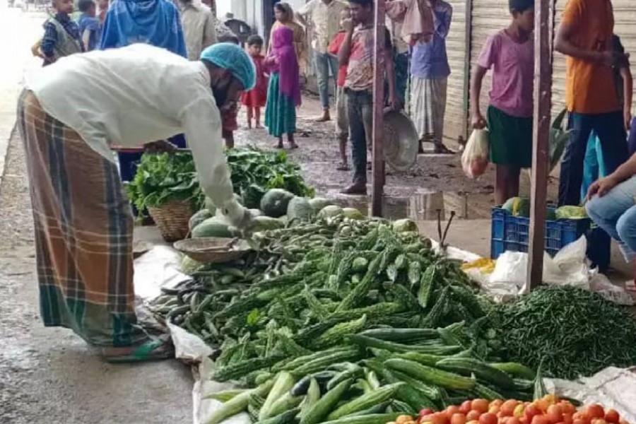 Sunamganj man sells vegetables to poor at token price