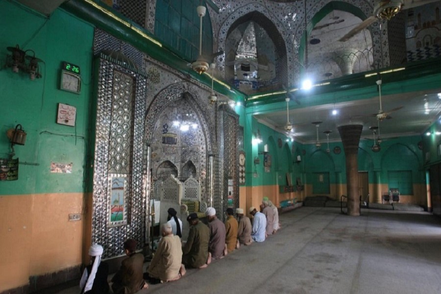 Pakistan lifts limit on mosque congregations as Ramadan nears