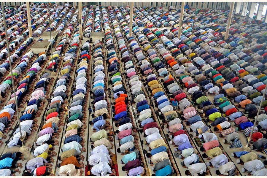 Muslim devotees are seen saying Taraweeh prayers during 2019 Ramadan. Such scene is unlikely this year due to social distancing required for preventing Covid-19.            —Photo: FE