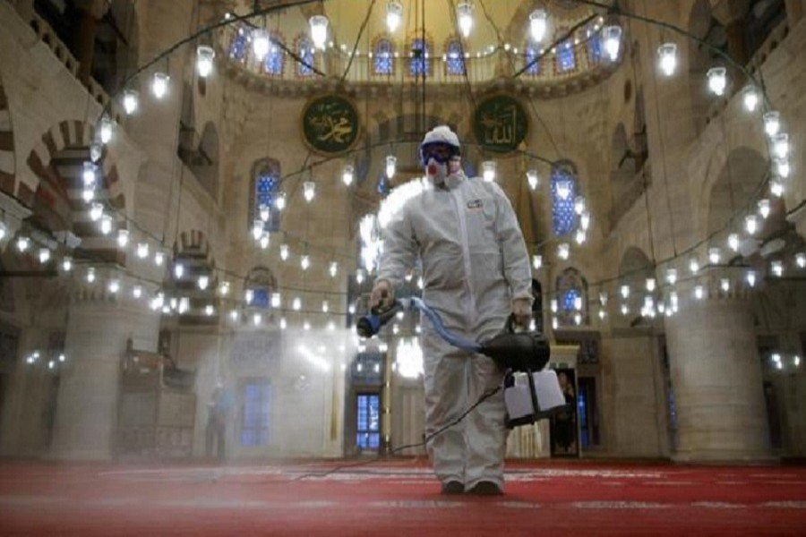 Muslims across world begin Ramadan amid virus fear