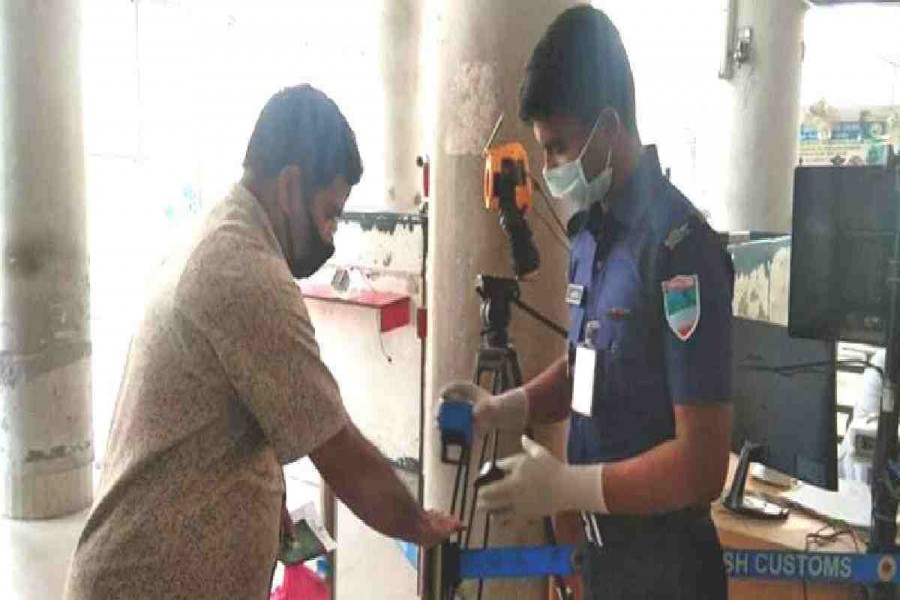 Crowded customs stations pose virus risk