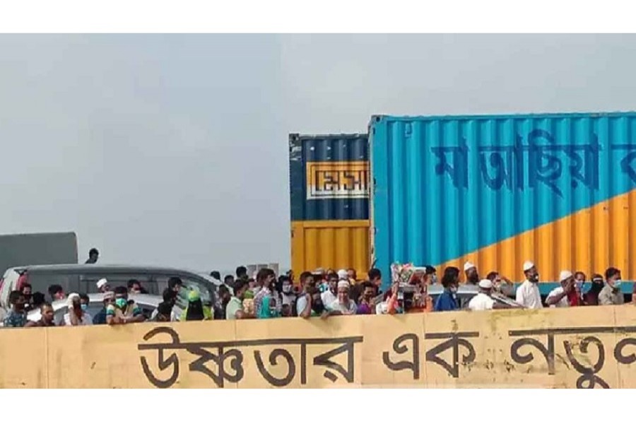 People pack ferries to return to Dhaka as govt eases shutdown
