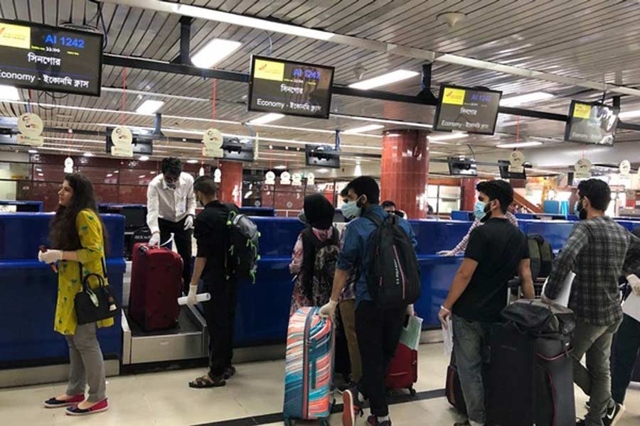 India flies back first batch of students from Bangladesh