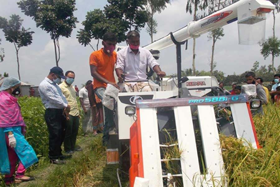 ‘Combined harvester reduces paddy harvesting cost by 50pc’