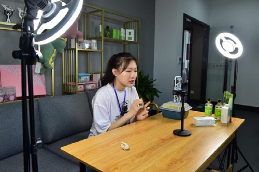 COVID-19 pushes Chinese exporters to broadcast promotions online
